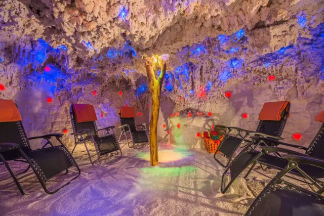 Colorterapia a muzikoterapia: prečo v soľnej jaskyni záleží na svetle a zvuku